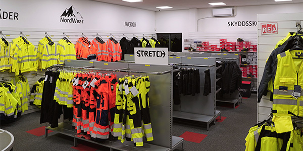 Svart sko av märket NordWear på en butikshylla