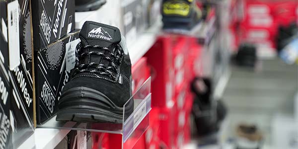 Svart sko av märket NordWear på en butikshylla
