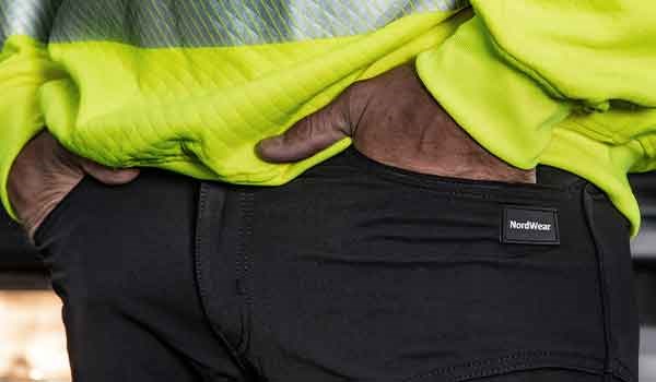 Svart sko av märket NordWear på en butikshylla